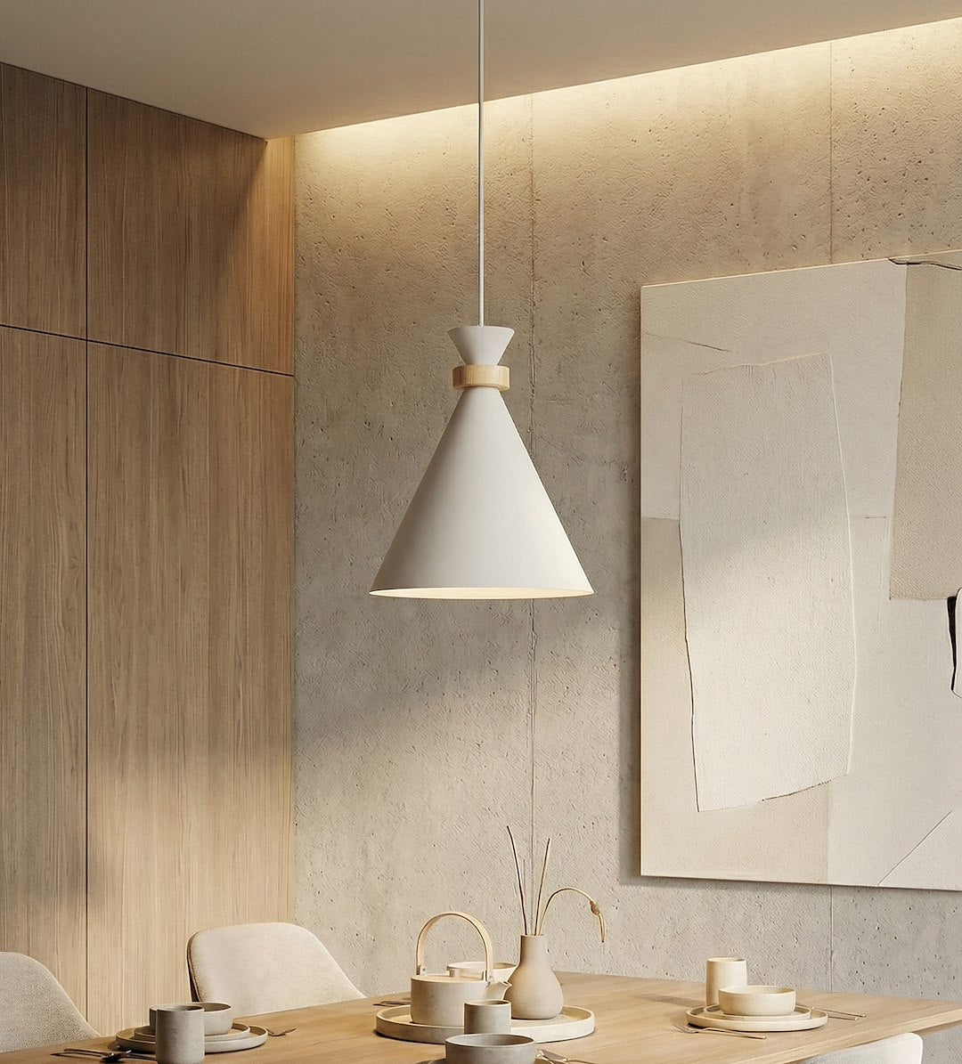 Mise en ambiance au-dessus d'une table en bois, mur béton et panneau