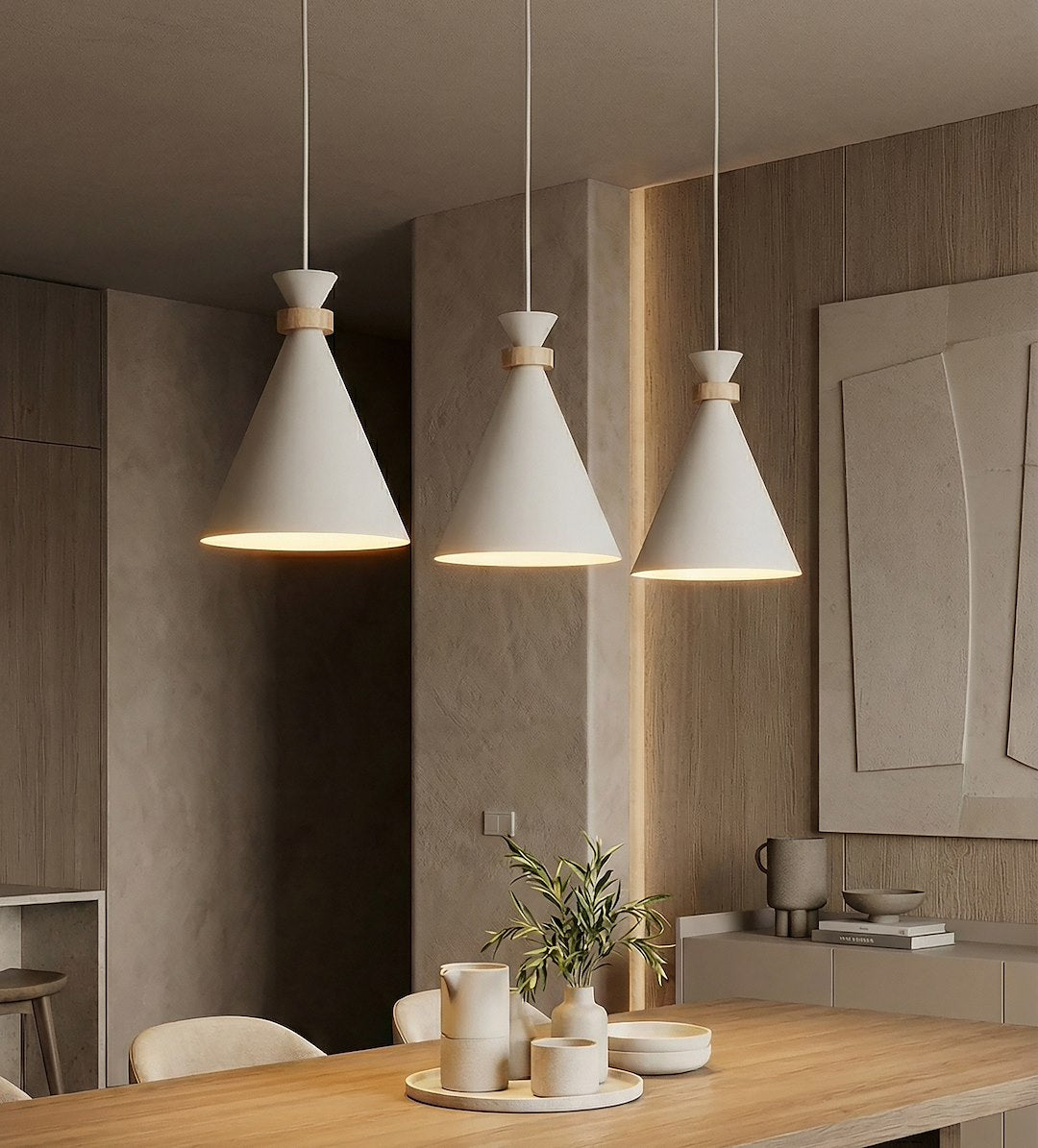Mise en ambiance au-dessus d'une table en bois dans un intérieur beige et chaleureux
