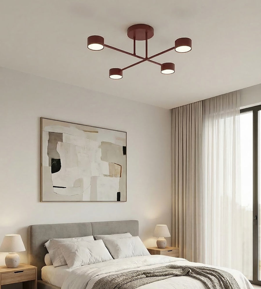 Ambiance chambre avec lit gris, grand tableau abstrait et plafonnier bordeaux allumé
