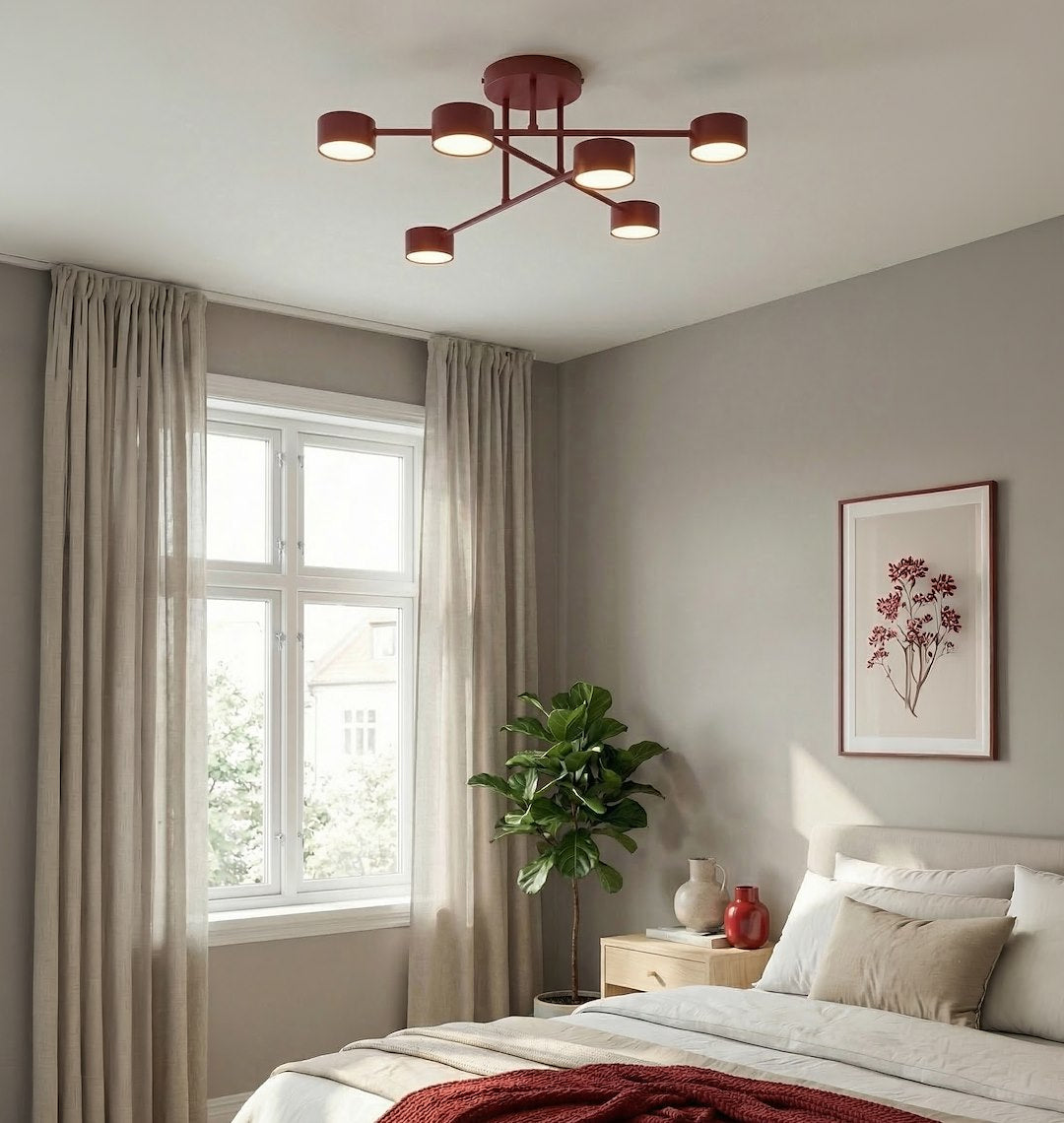 Mise en ambiance dans une chambre, plafonnier bordeaux fixé au plafond près du lit.