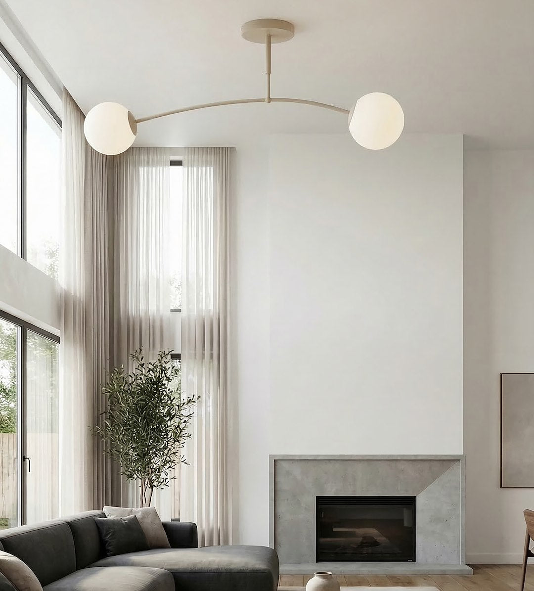 Ambiance séjour contemporain, plafonnier beige au-dessus d'un canapé et cheminée béton