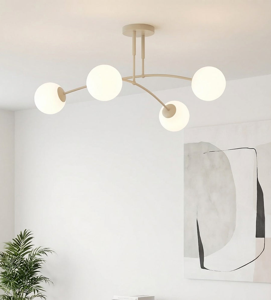 Gros plan du plafonnier allumé dans une pièce blanche, ombres douces.