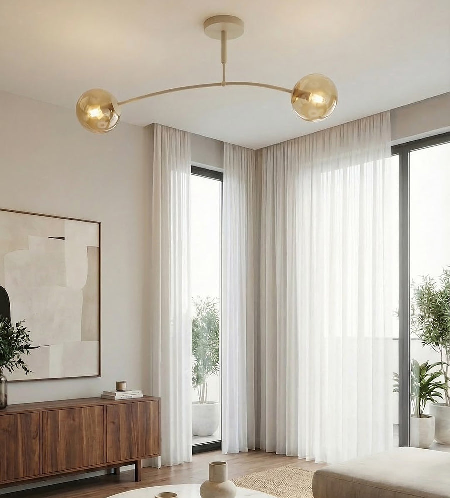 Plafonnier fixé au plafond dans un salon clair avec rideaux et plantes vertes