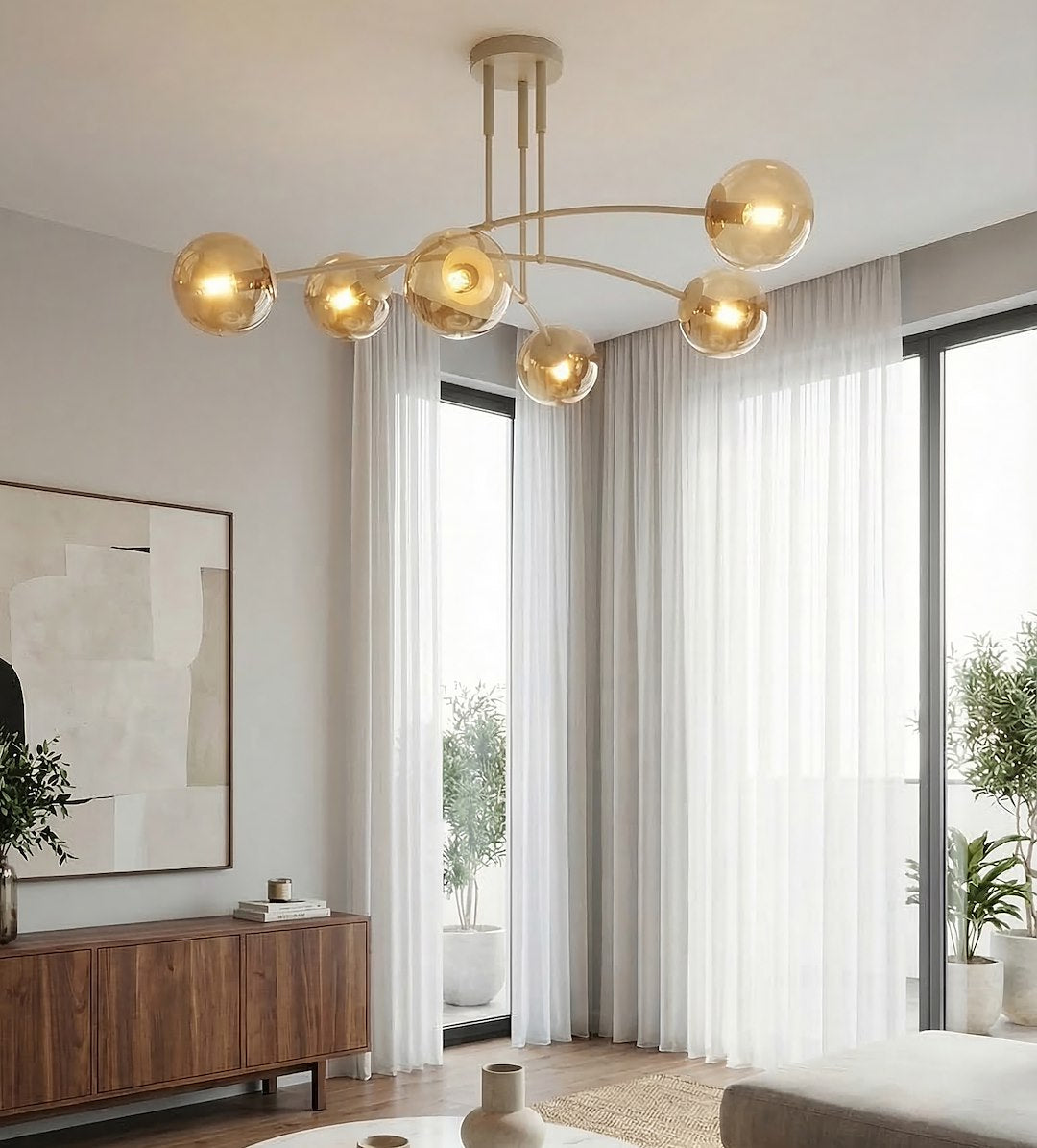 Mise en ambiance dans un salon clair avec rideaux et buffet en bois