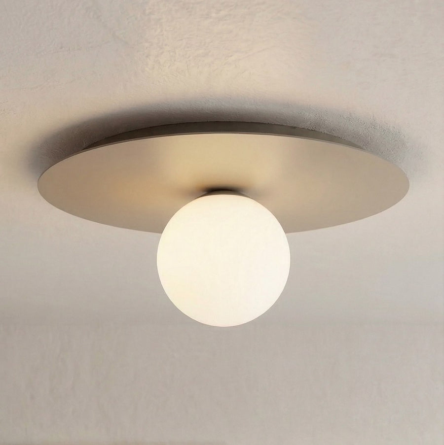 Détail du disque beige fixé au plafond, globe lumineux allumé