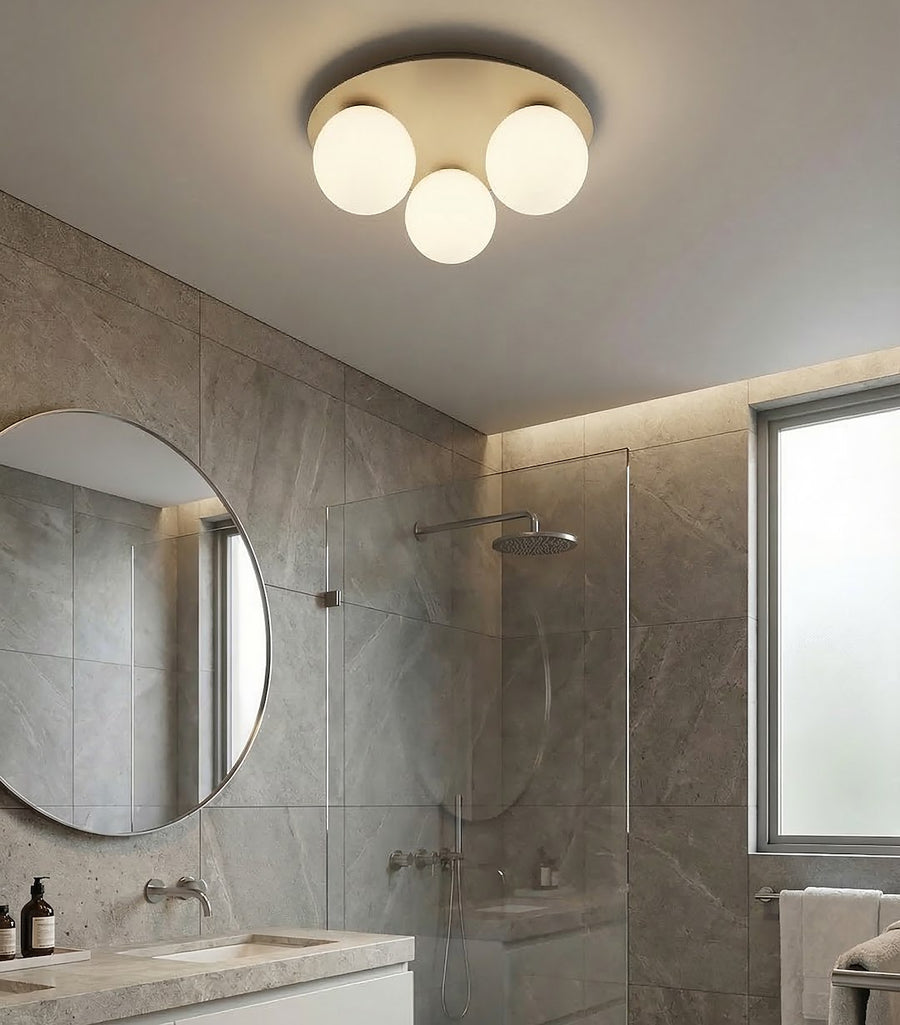 Scène de salle de bain grise avec le plafonnier allumé au-dessus du miroir