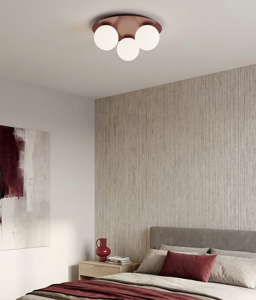 Mise en situation chambre avec papier peint texturé beige et linge bordeaux