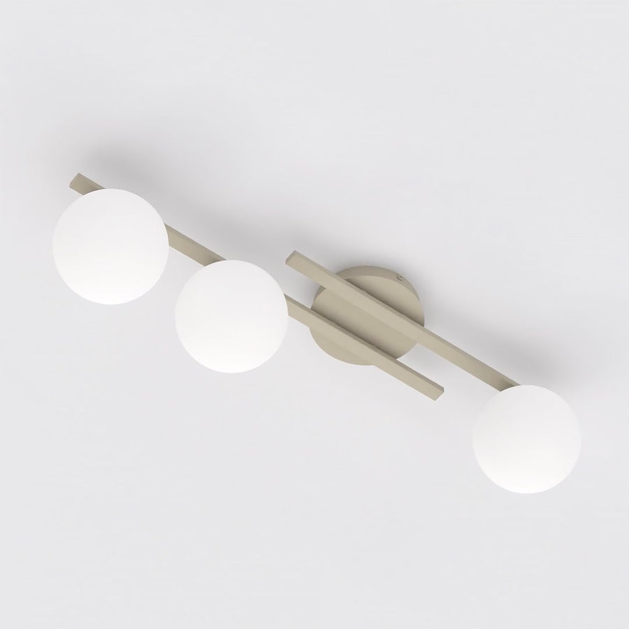 Vue de dessous du plafonnier beige à trois globes de verre blanc opalin