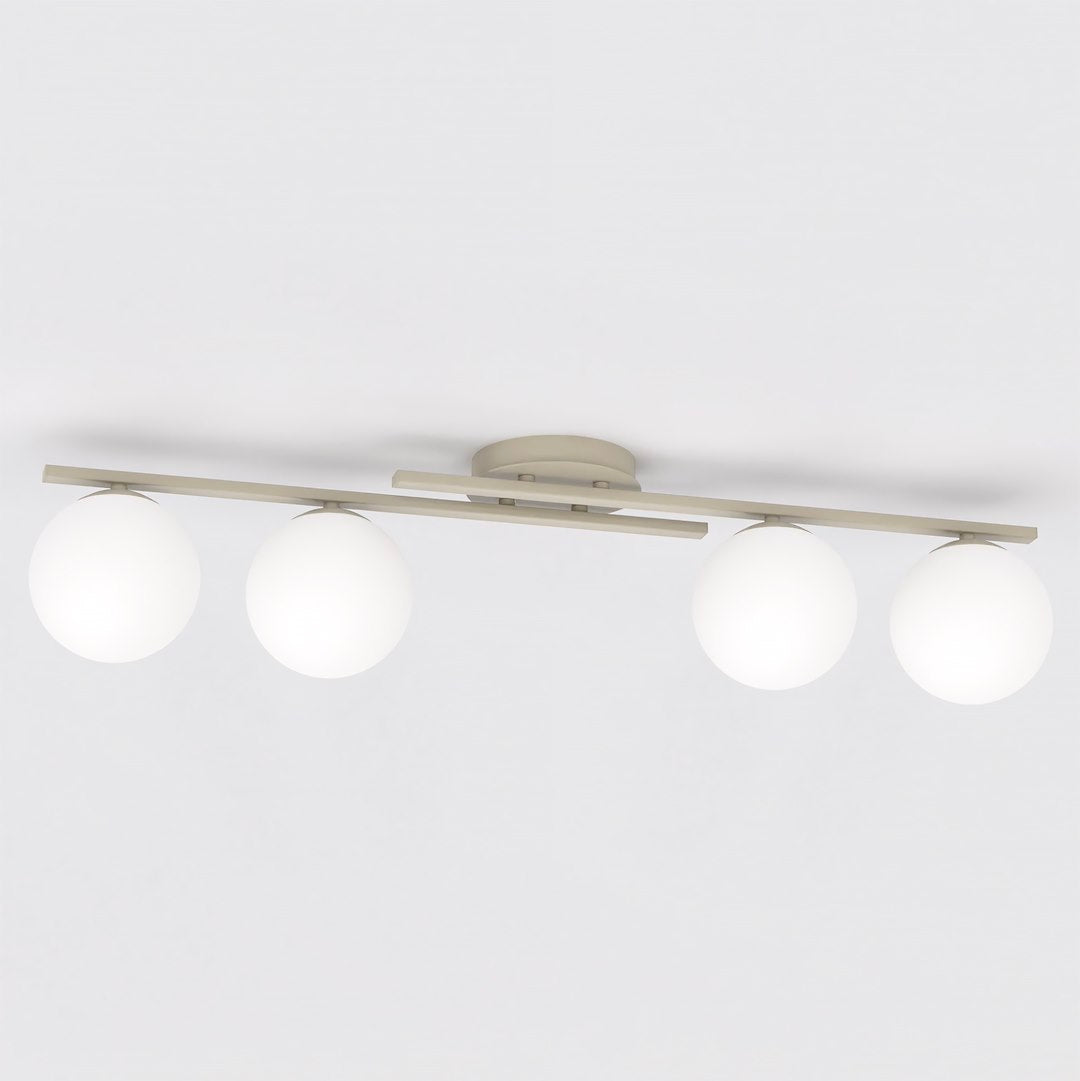 Vue de face du plafonnier beige, barre droite et quatre globes en verre blanc