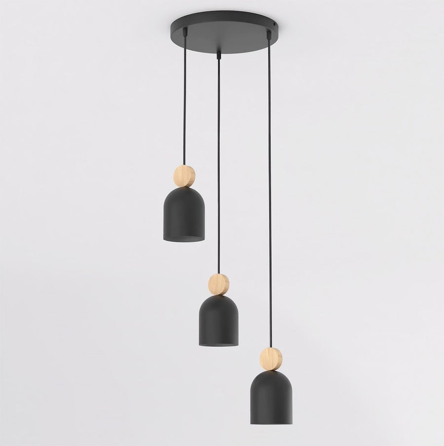 Vue de face de la suspension trois lumières noire aux abat-jours en dôme