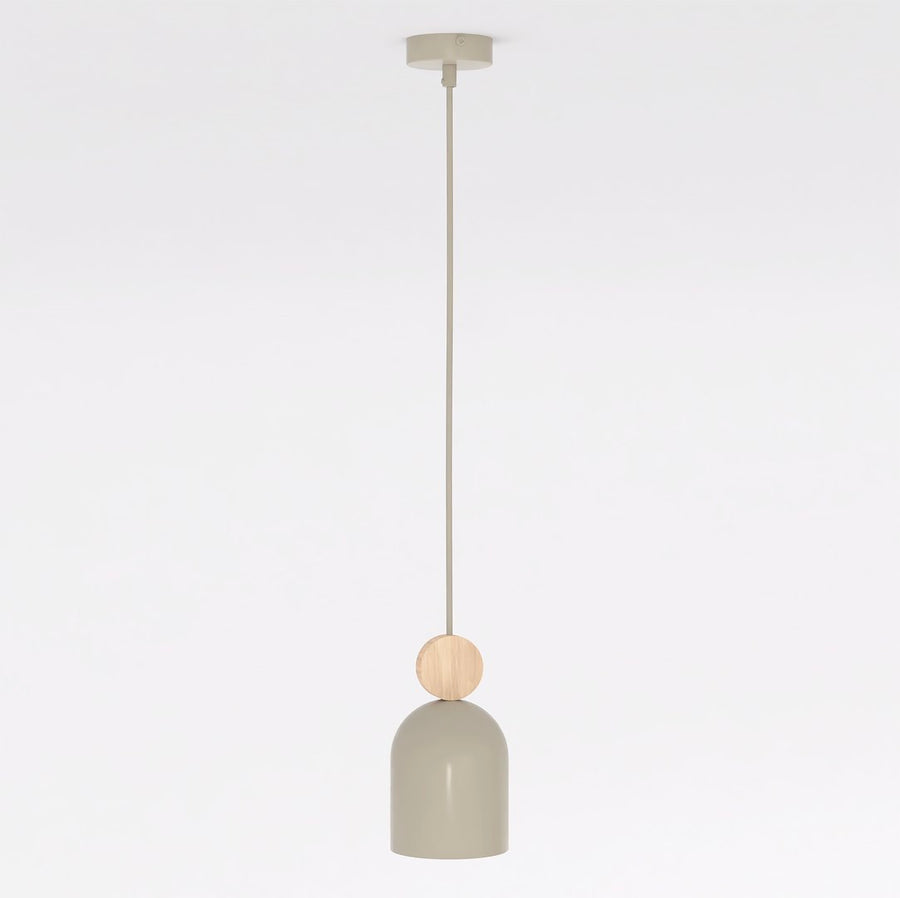 Suspension beige vue de face, abat-jour en dôme et boule en bois