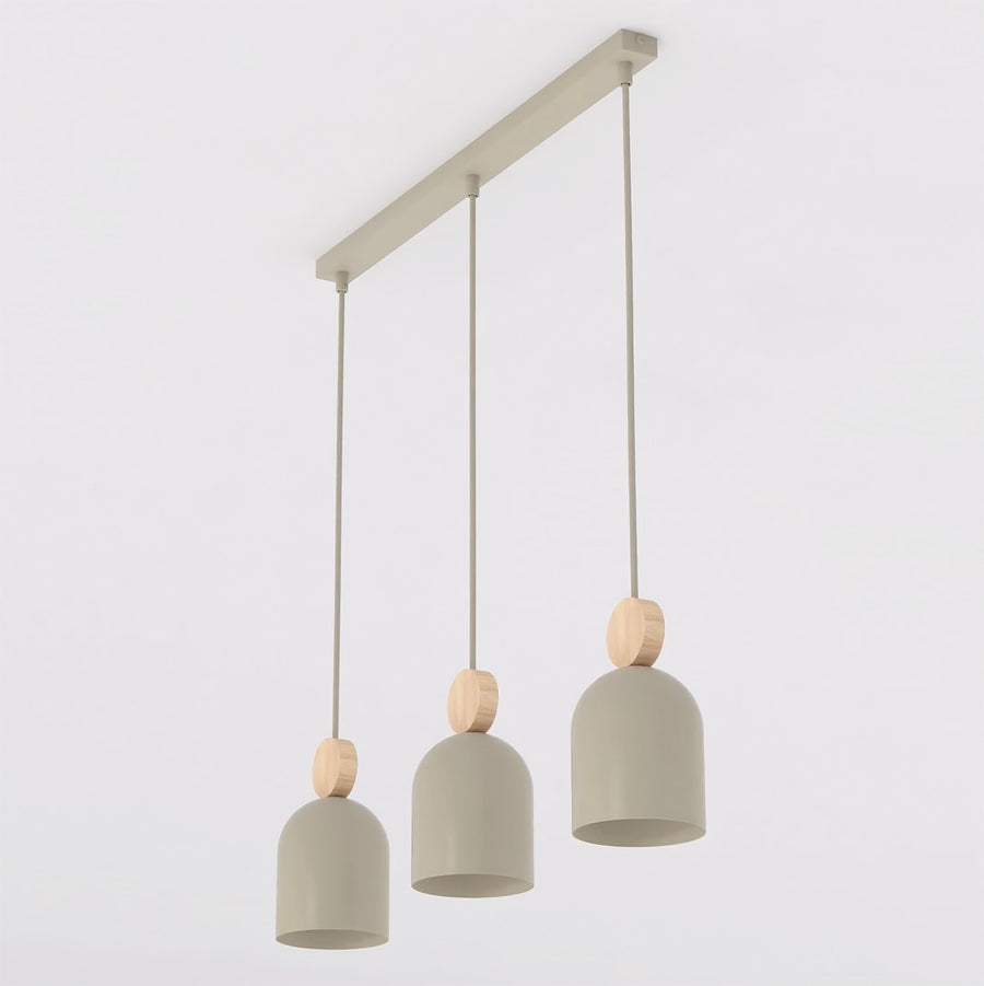 Suspension à trois abat-jours dôme beige et pastilles bois sur barre