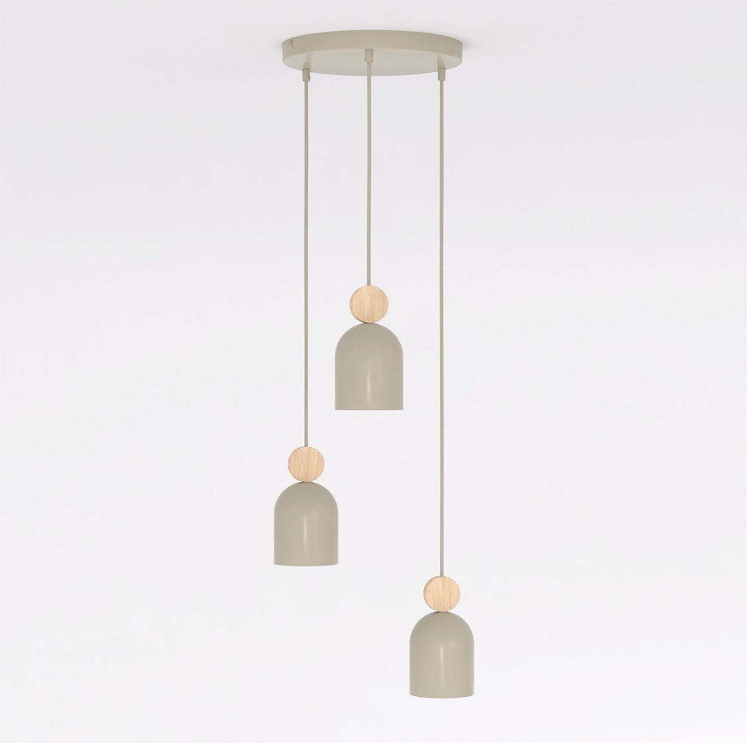 Vue de face du luminaire, trois abat-jours beiges et finitions en bois clair