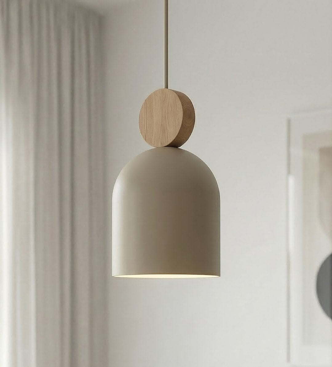 Gros plan sur un abat-jour beige et sa rondelle en bois clair