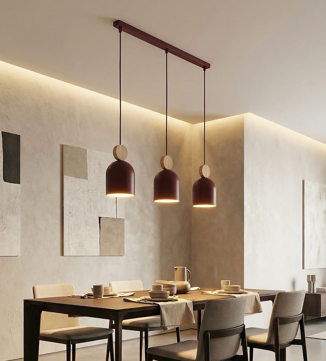Suspension trois lumières éclairant une salle à manger en ambiance chaleureuse et moderne.
