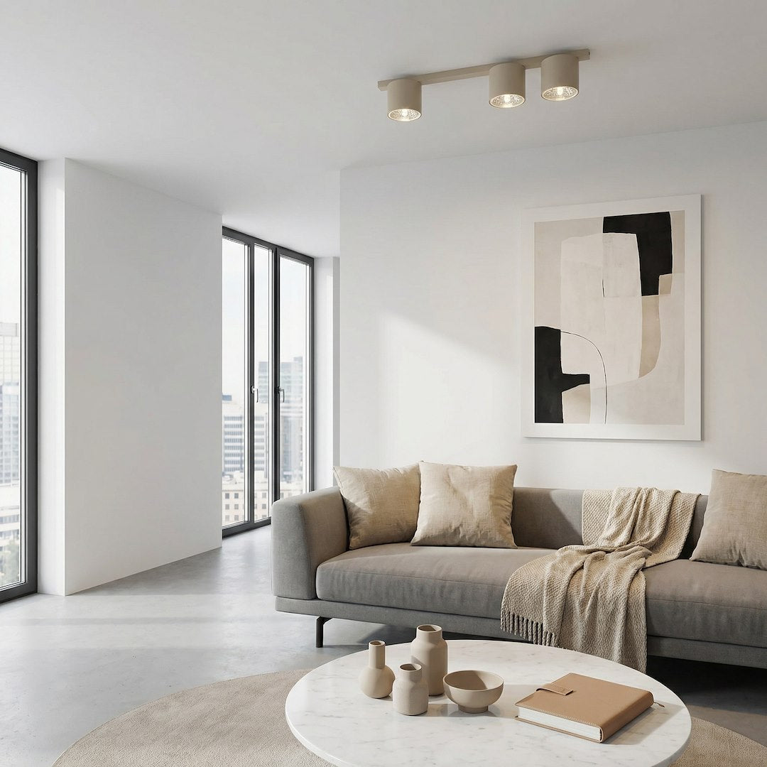 Mise en ambiance dans un salon contemporain beige avec canapé et grandes fenêtres