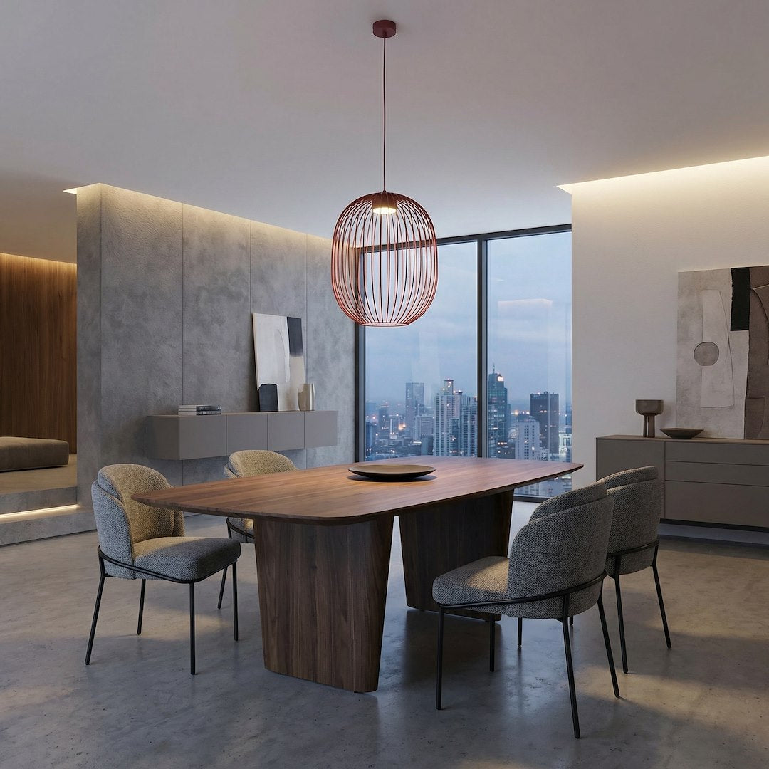 Mise en ambiance crépusculaire, suspension rouge au-dessus d'une table en bois, vue urbaine panoramique