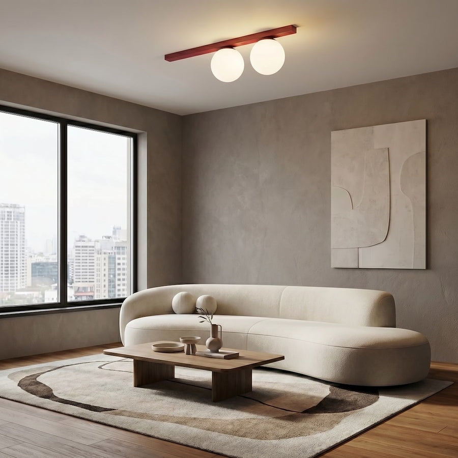 Plafonnier allumé au-dessus d'un salon beige, grande fenêtre en arrière-plan