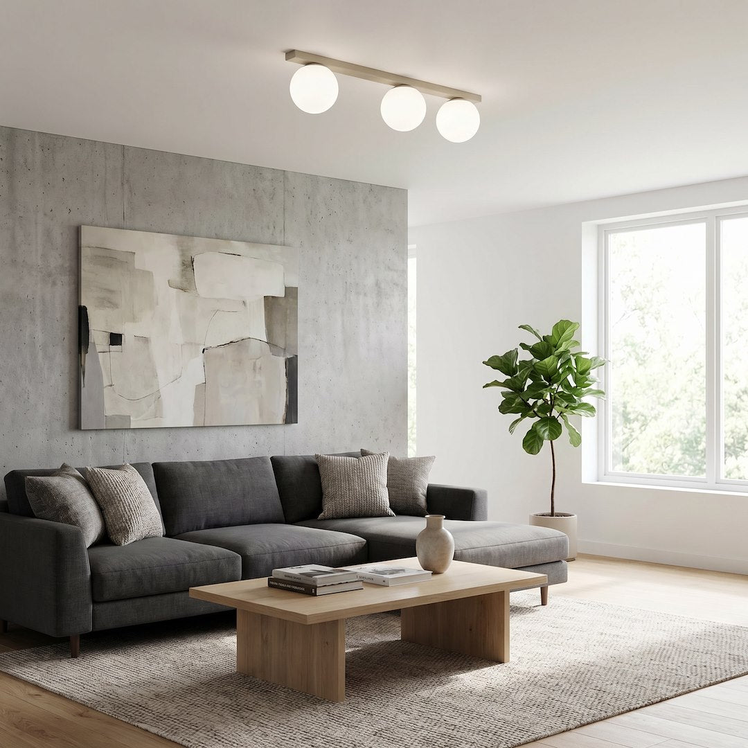 Mise en ambiance salon gris, luminaire allumé fixé au plafond blanc.