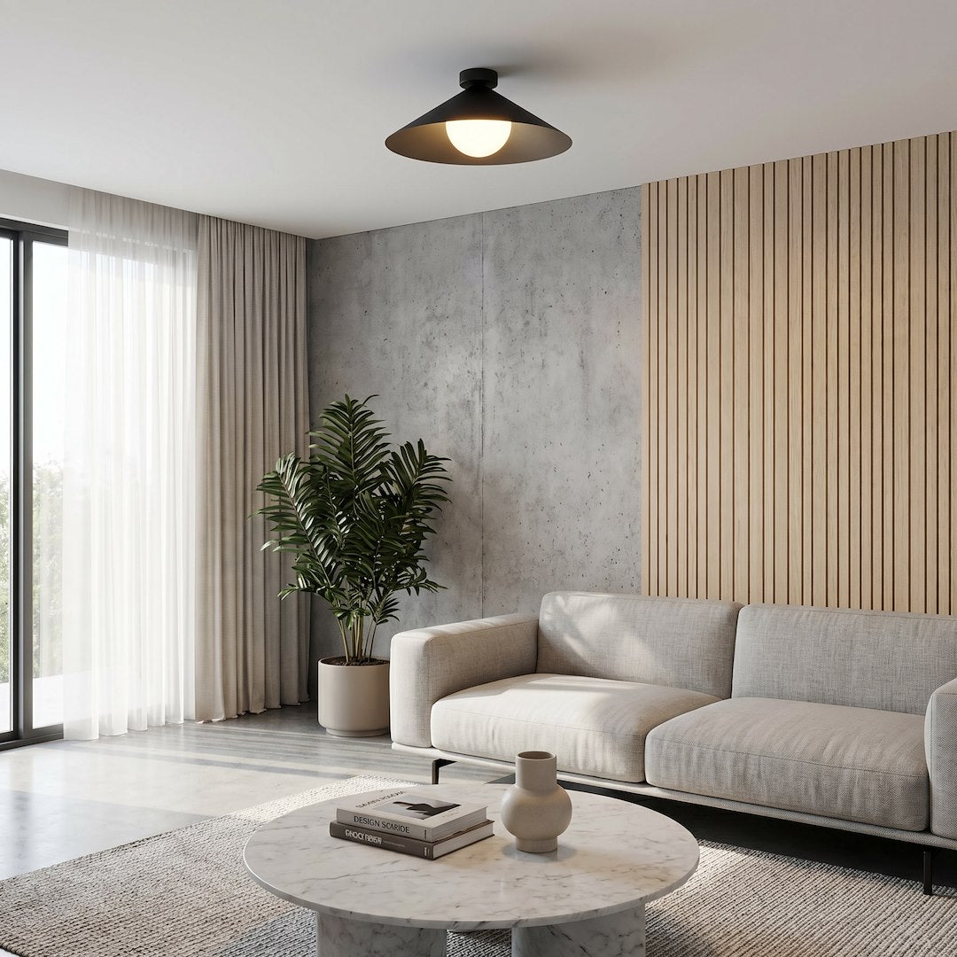 Mise en ambiance dans un salon clair, plafonnier allumé au-dessus d'un canapé beige.