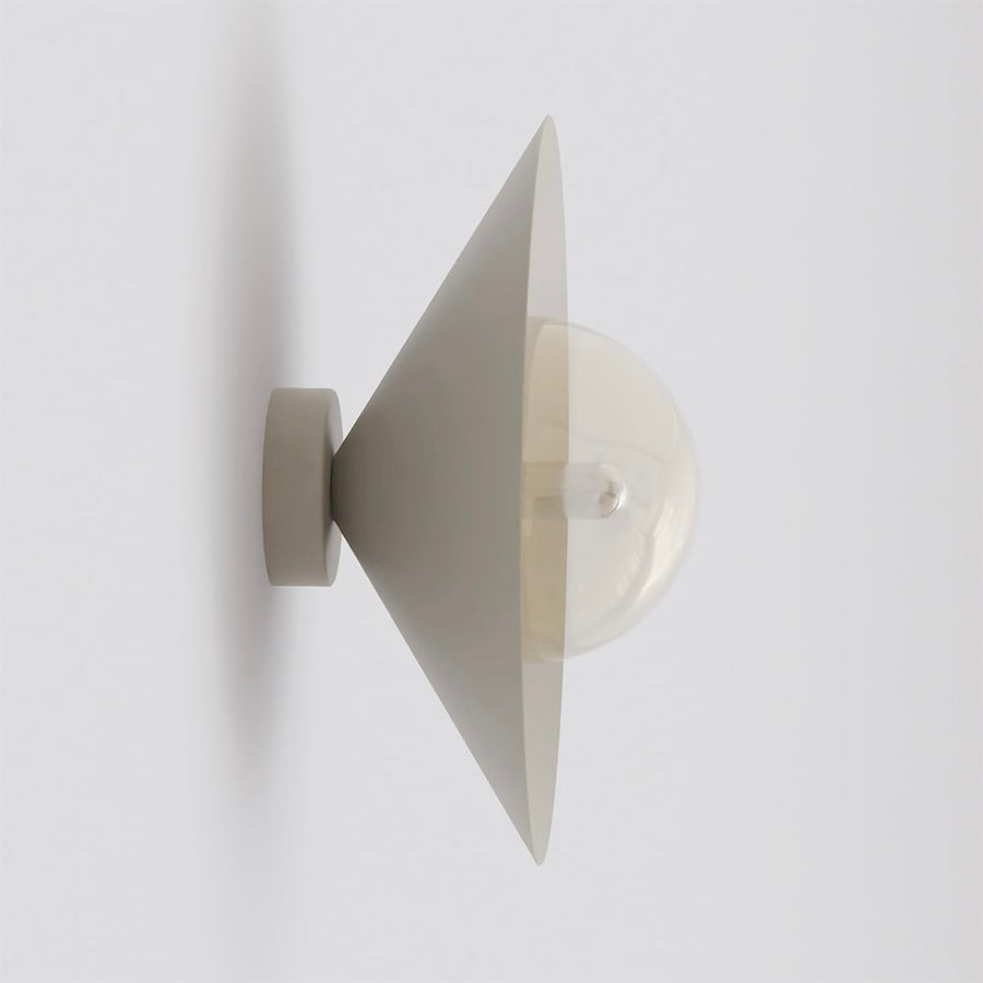 Vue de profil de l'applique murale beige avec sa sphère en verre ambré
