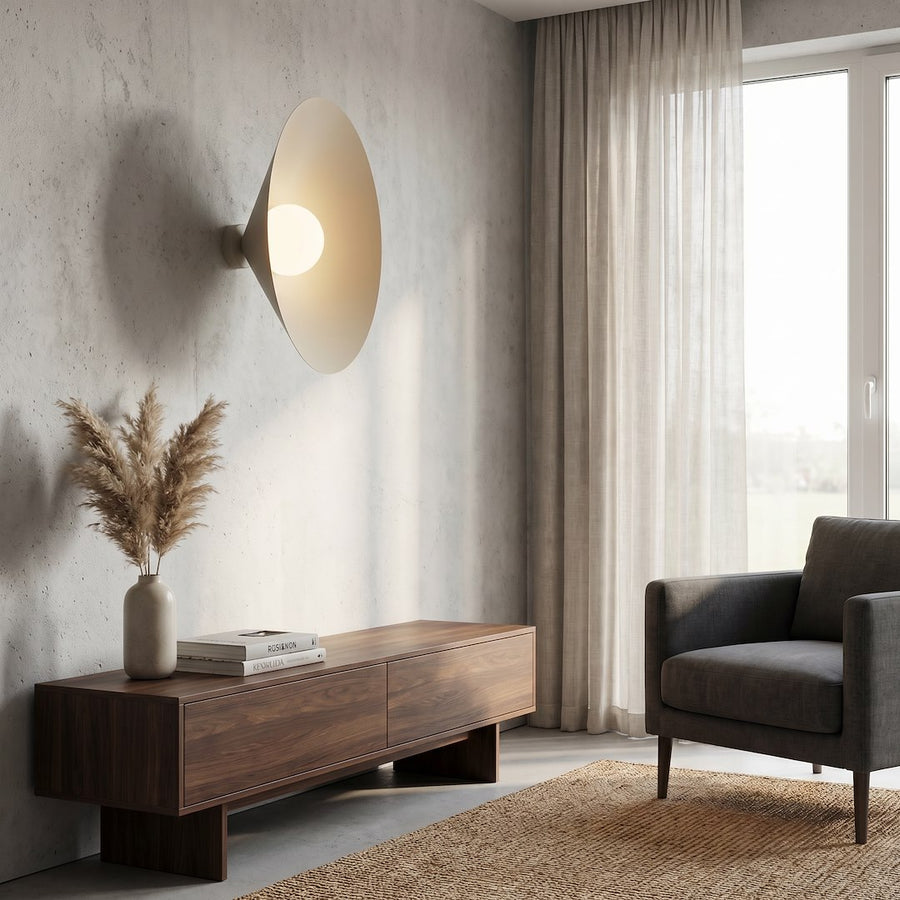Mise en scène murale éclairée dans un intérieur avec pampas et meuble en noyer.