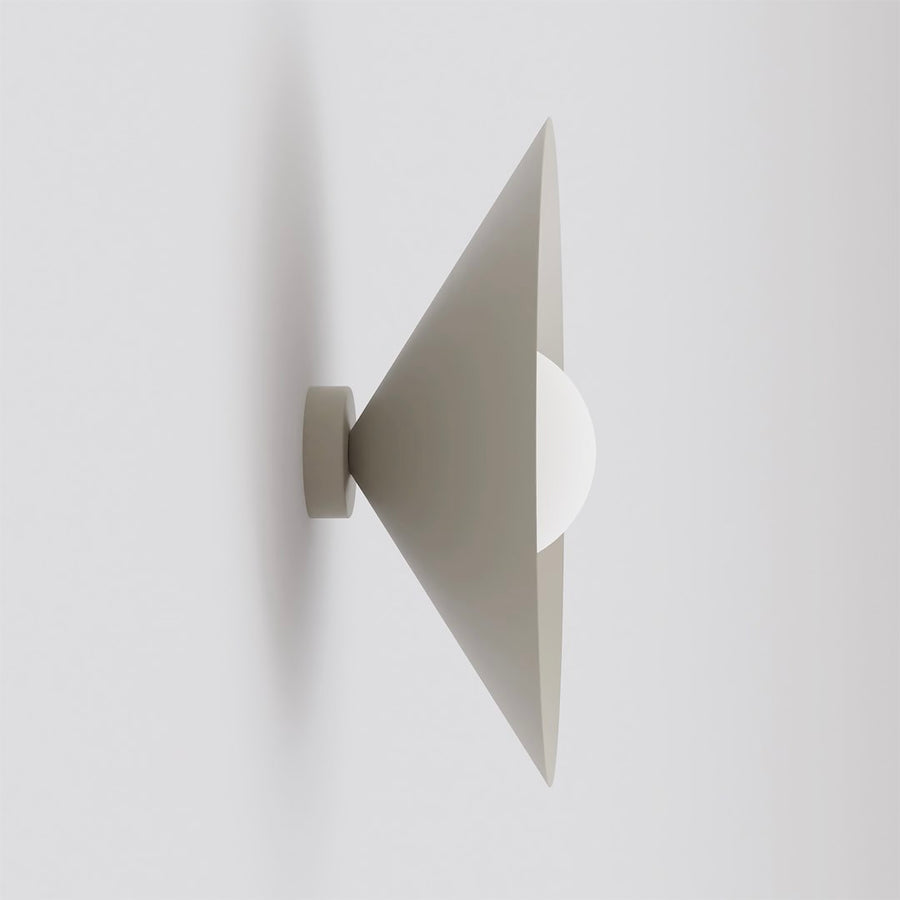 Vue de profil du luminaire mural, cône beige et sphère en verre blanc