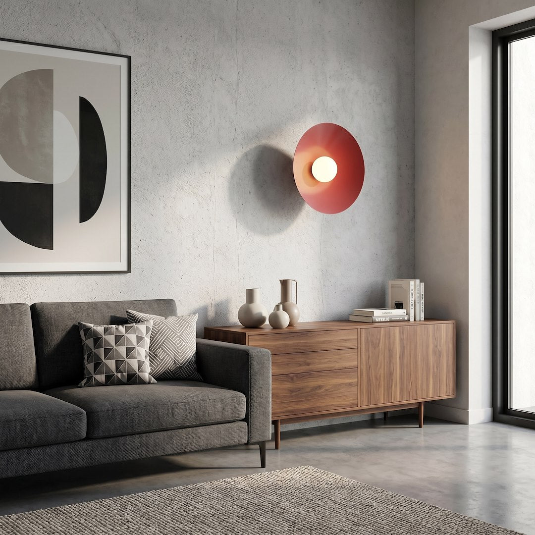 Ambiance salon moderne, applique allumée au-dessus d un meuble en noyer