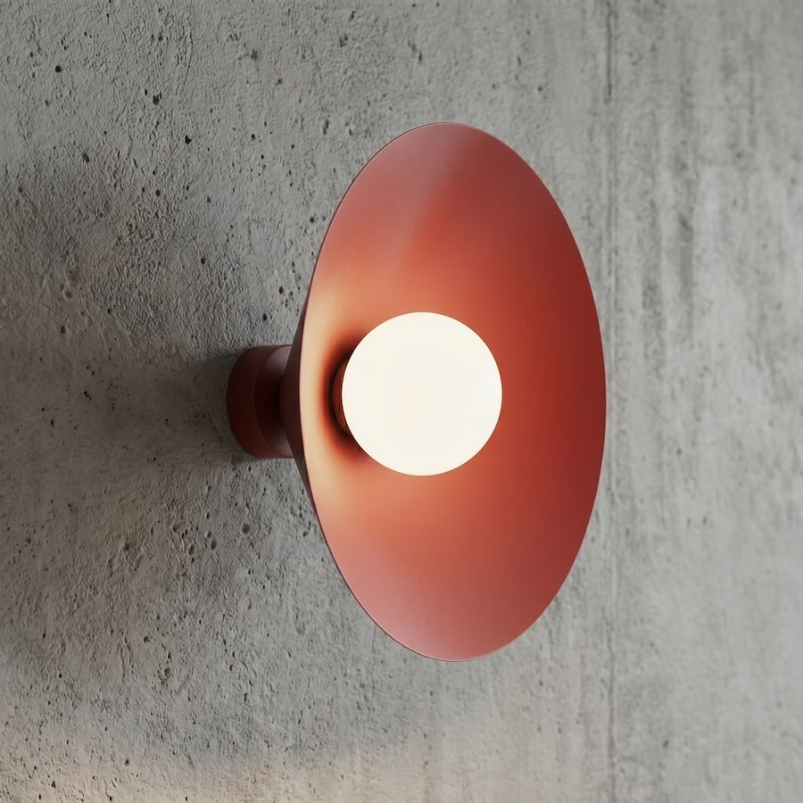 Gros plan du luminaire fixé sur un mur béton, lumière allumée