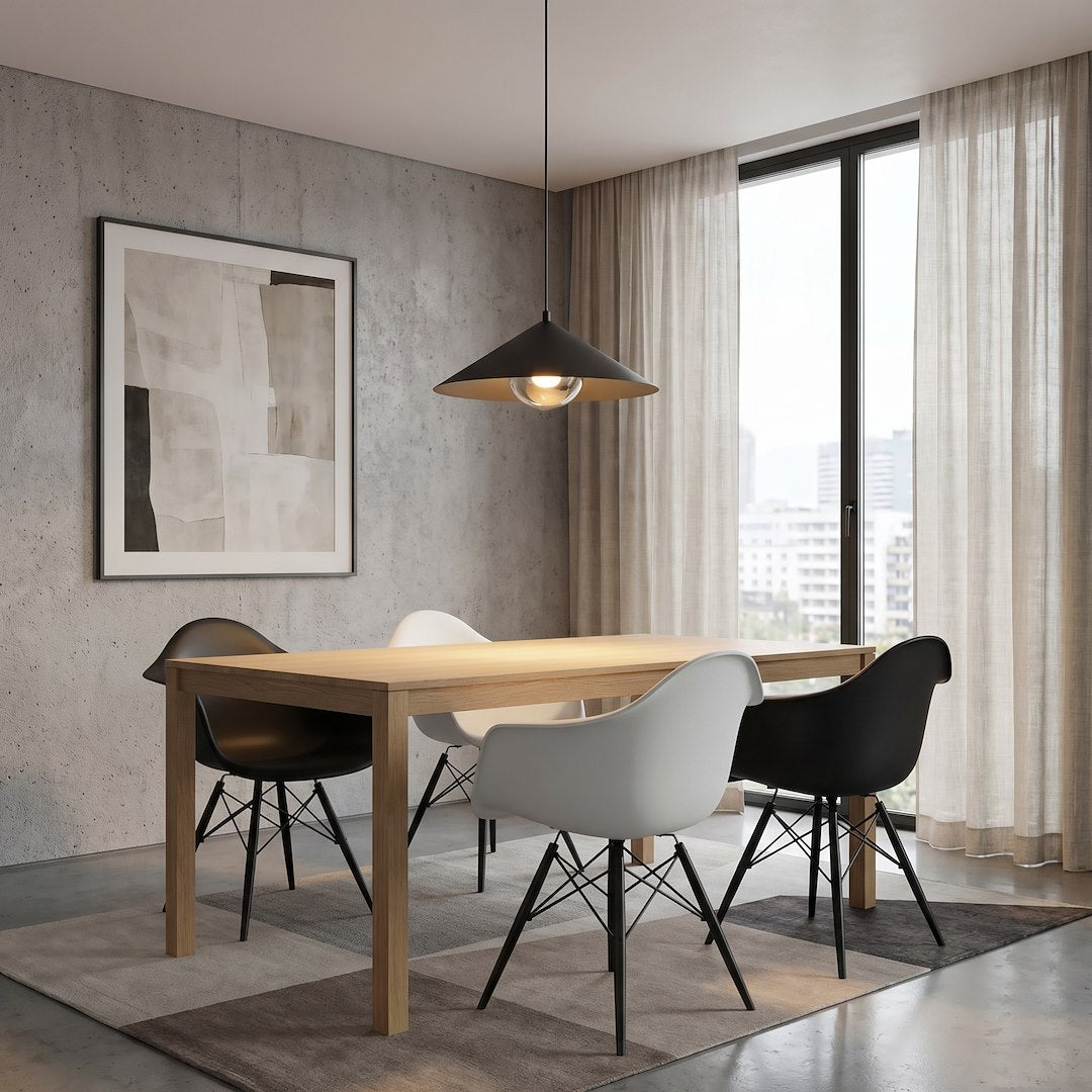 Vue en situation au-dessus d'une table claire, chaises noires et blanches, grandes fenêtres