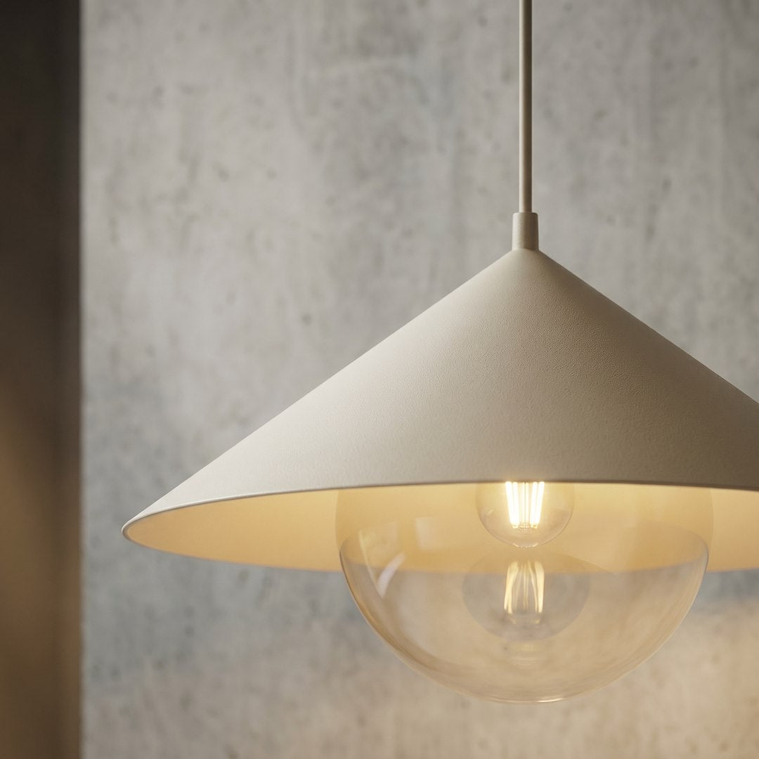 Gros plan sur la finition texturée beige et le verre ambré du diffuseur.