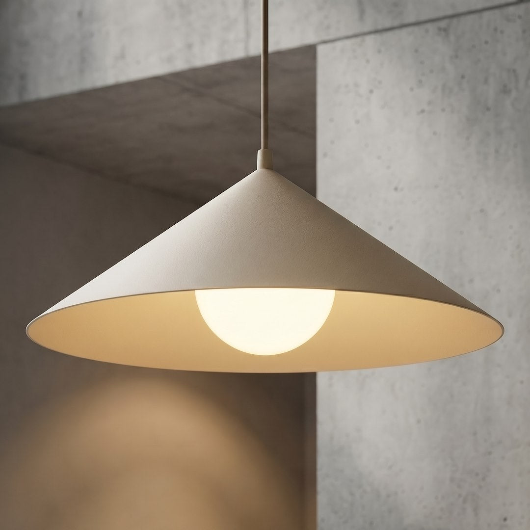 Détail de la finition beige mate et de la lumière chaude allumée