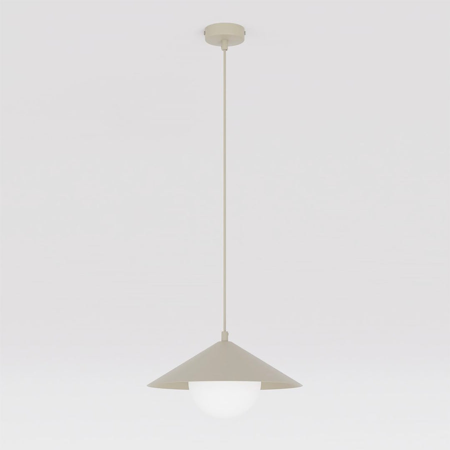 Suspension beige de face, abat-jour conique et diffuseur en verre blanc sur fond clair