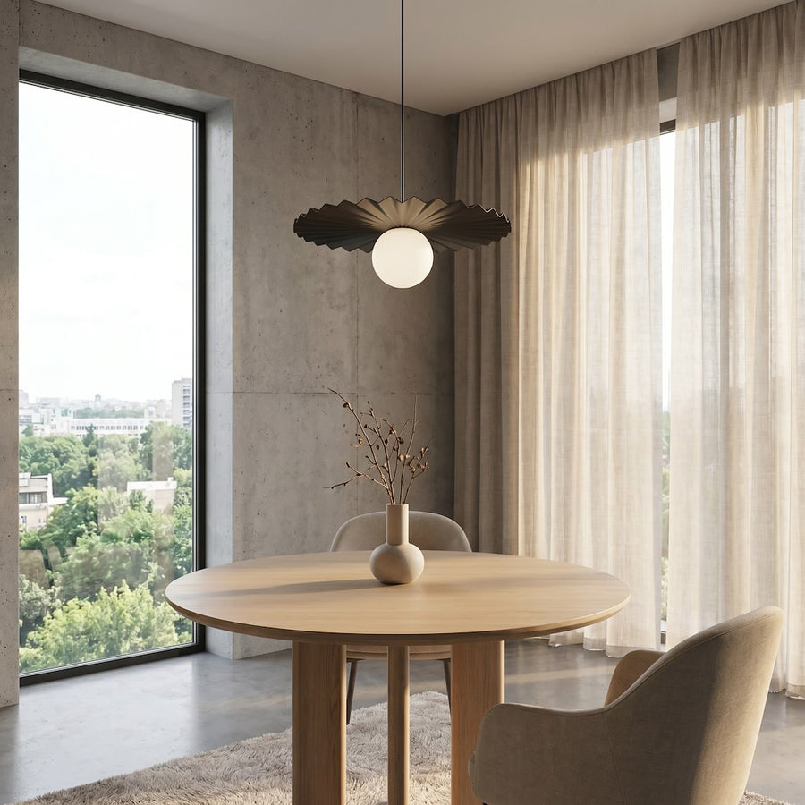 Intérieur lumineux, grands rideaux beiges, table ronde et vase à branches