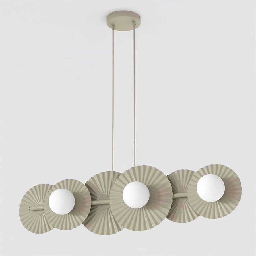 Suspension beige à disques plissés et globes blancs, vue de face sur fond neutre