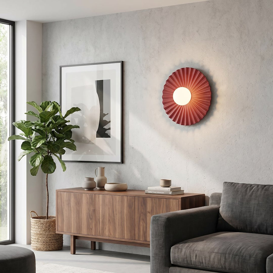 Scène de vie avec buffet en bois, plante verte et applique allumée