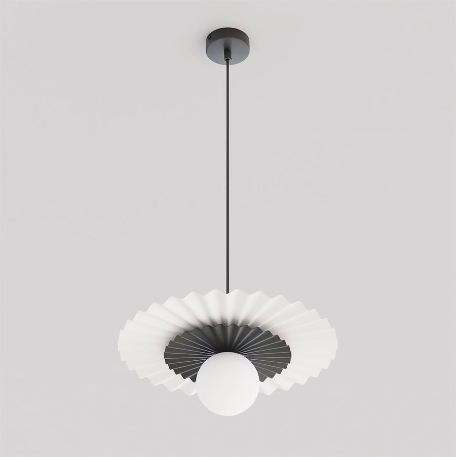 Vue de face du luminaire sur fond gris clair, abat-jour plissé noir et blanc