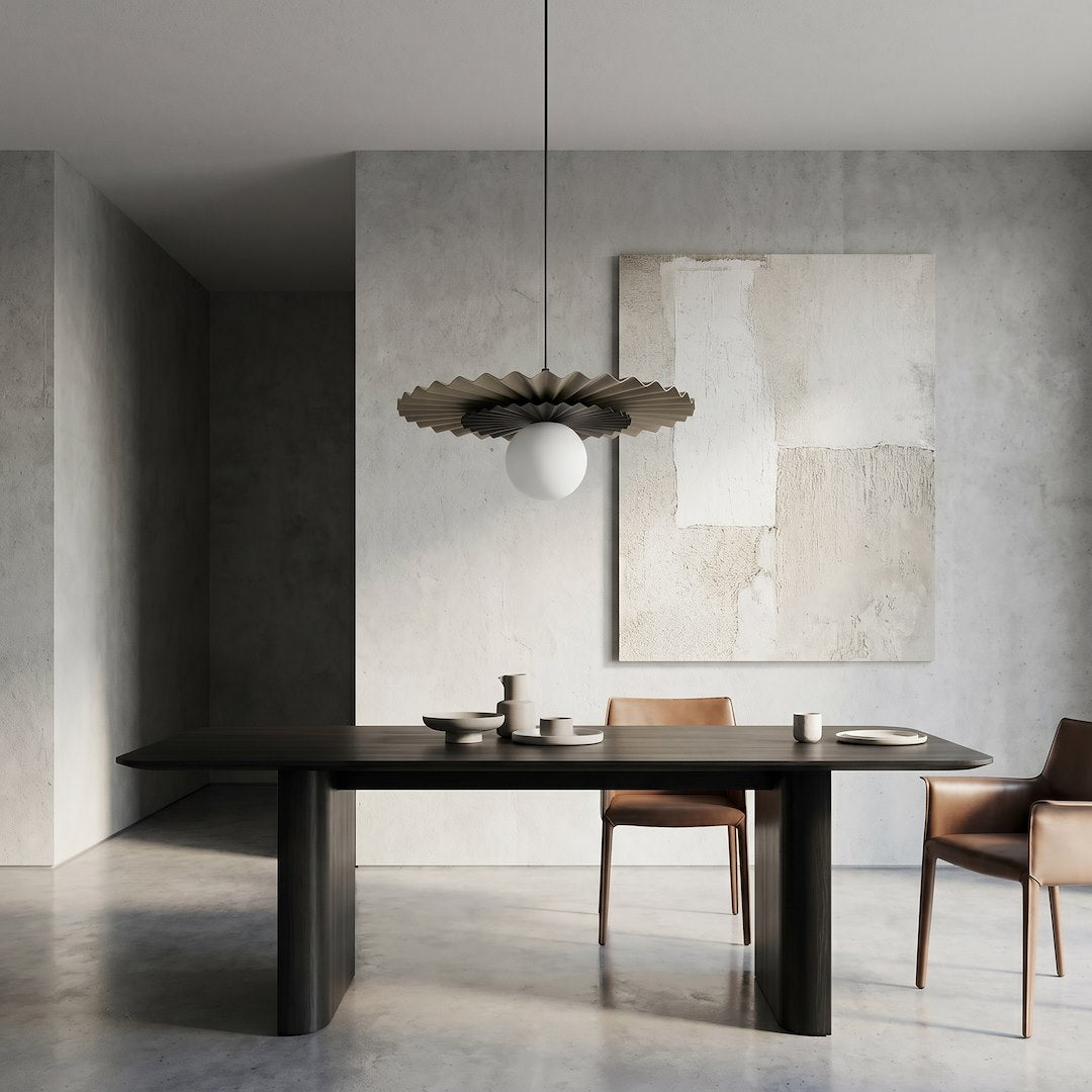 Mise en ambiance au-dessus d'une table de salle à manger en béton ciré