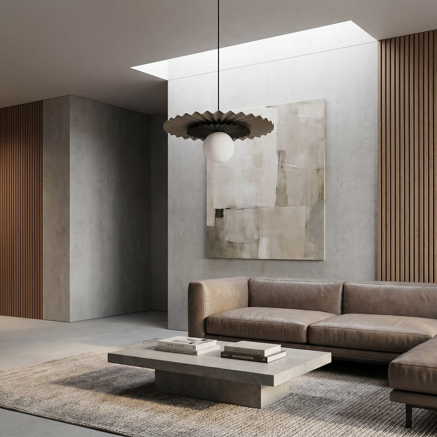 Ambiance salon contemporain, suspension devant mur béton et claustras bois