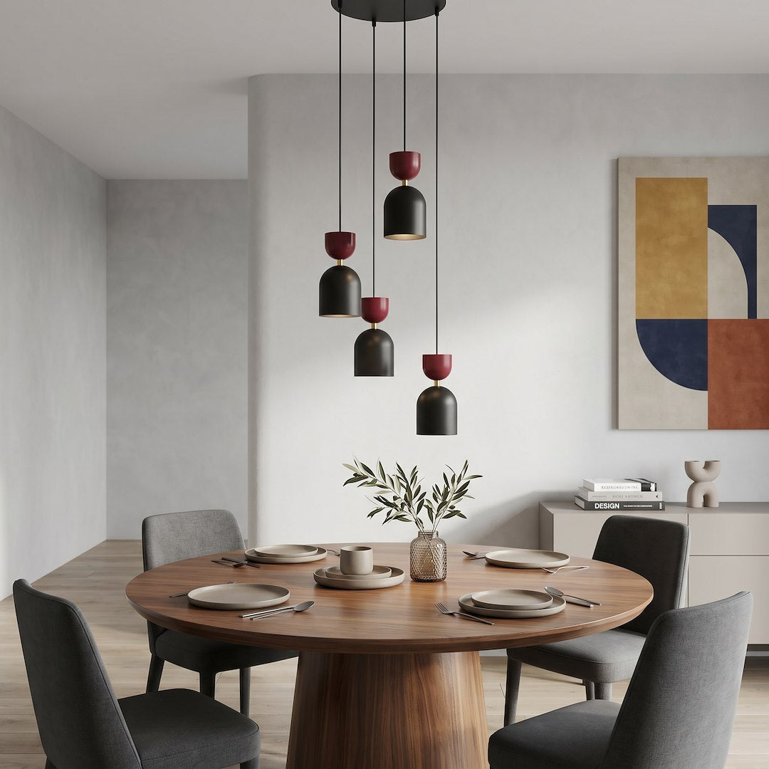 Mise en ambiance au-dessus d'une table ronde en bois avec chaises grises