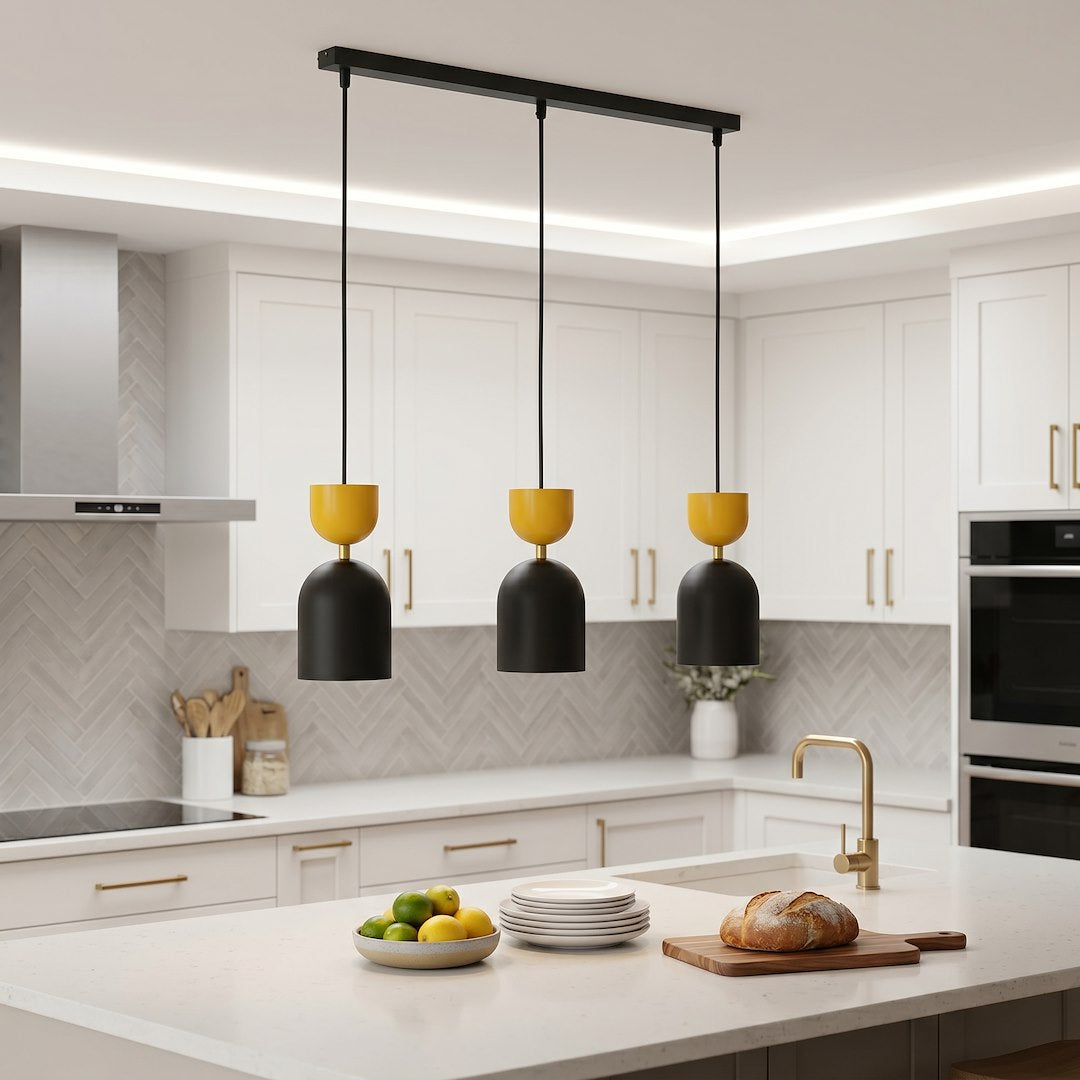 Mise en ambiance cuisine blanche avec îlot central et suspensions tricolores alignées
