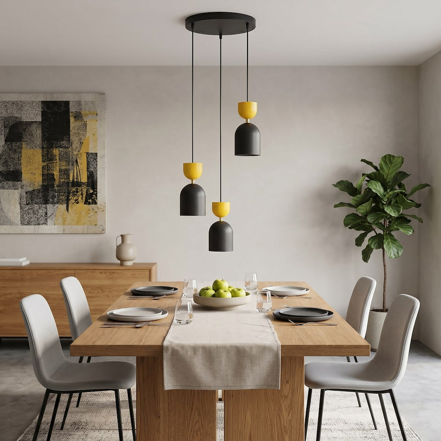 Suspension allumée au-dessus d'une table à manger en bois clair dressée