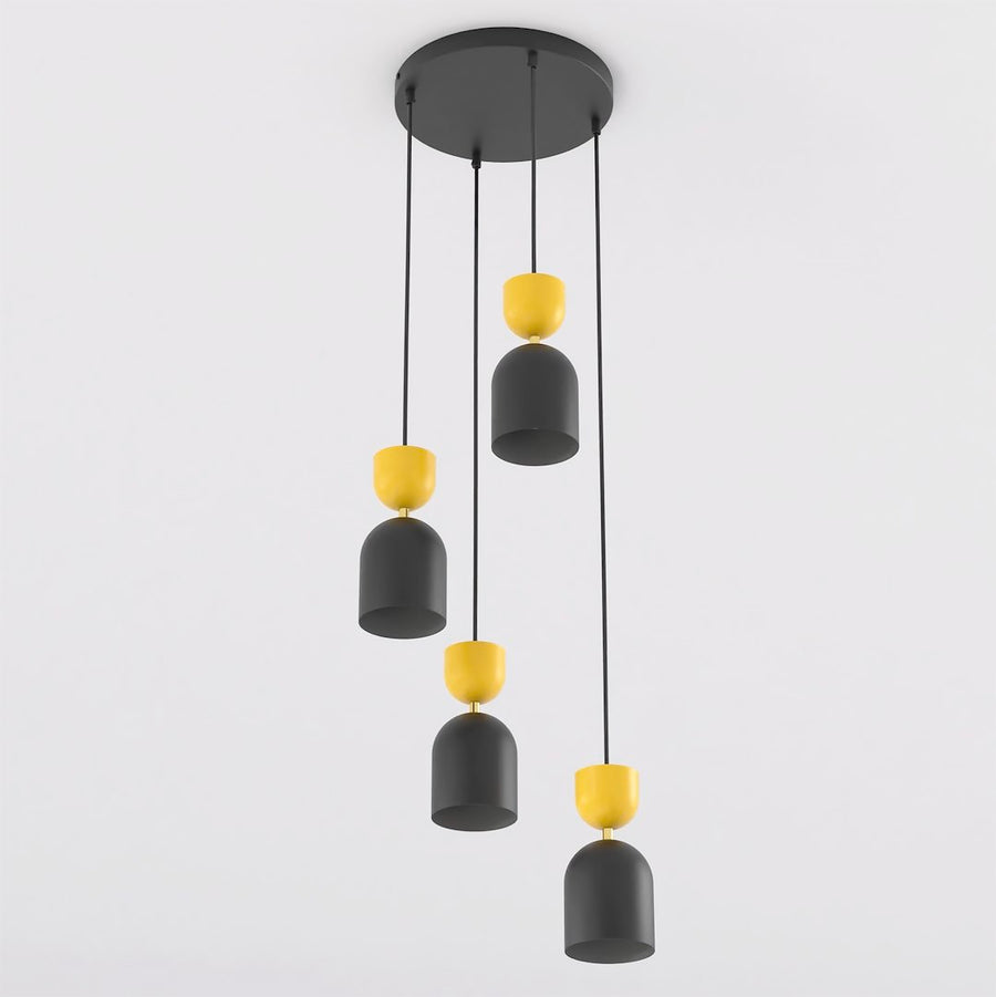 Vue de face du luminaire sur fond clair, quatre suspensions noires coiffées de jaune