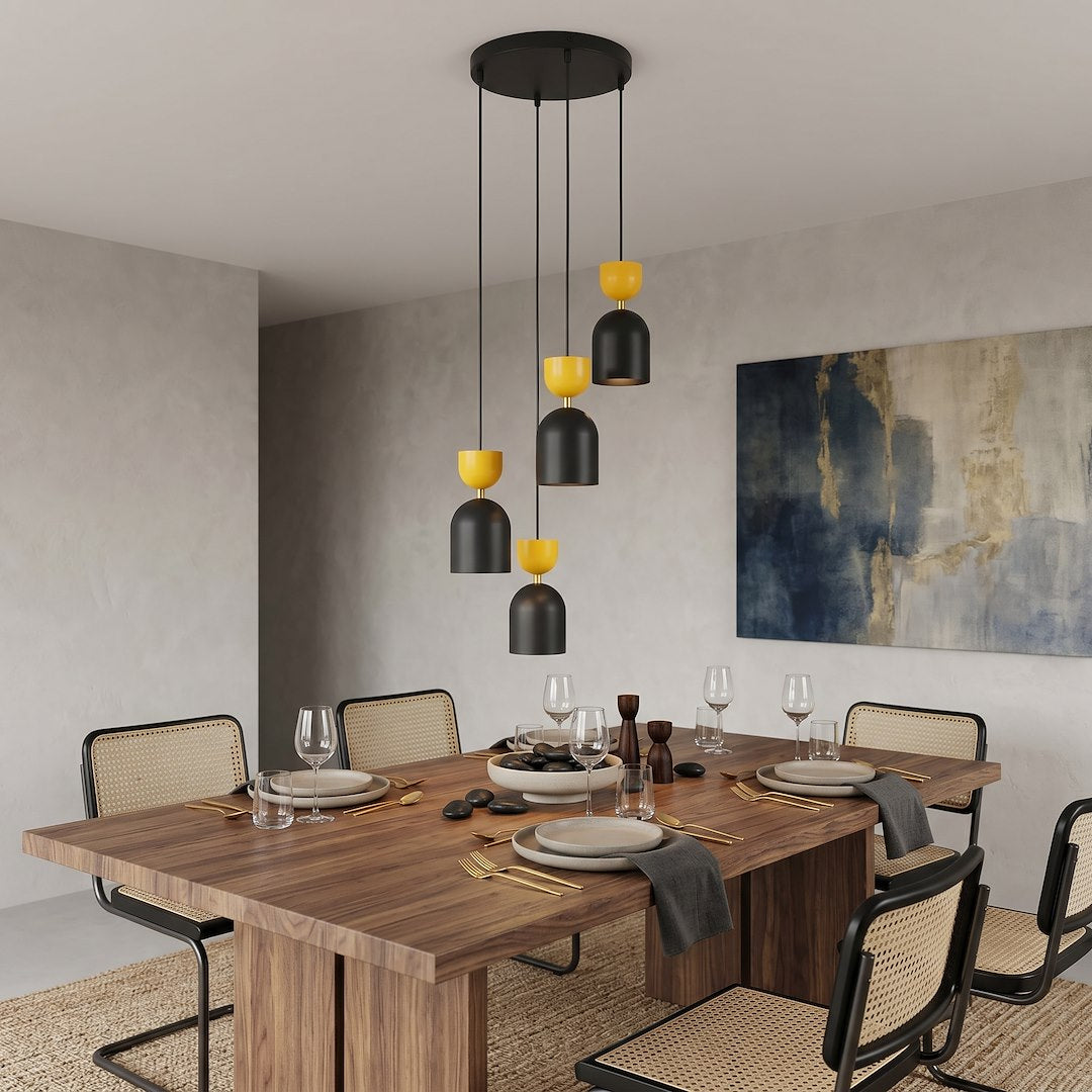 Ambiance repas avec table en noyer massif, chaises cannées et grande toile abstraite bleue
