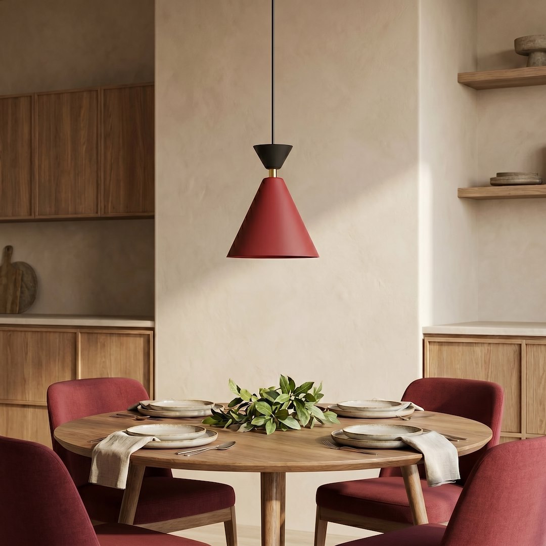 Mise en ambiance au-dessus d'une table ronde en bois, chaises bordeaux dans une salle à manger.