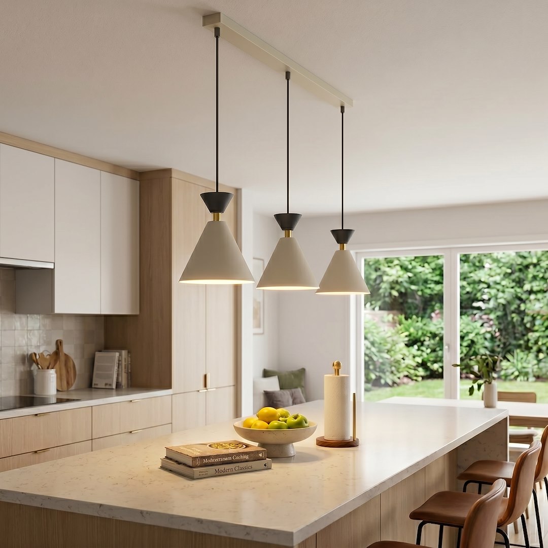 Scène de cuisine avec le luminaire au-dessus d'un îlot central éclairé