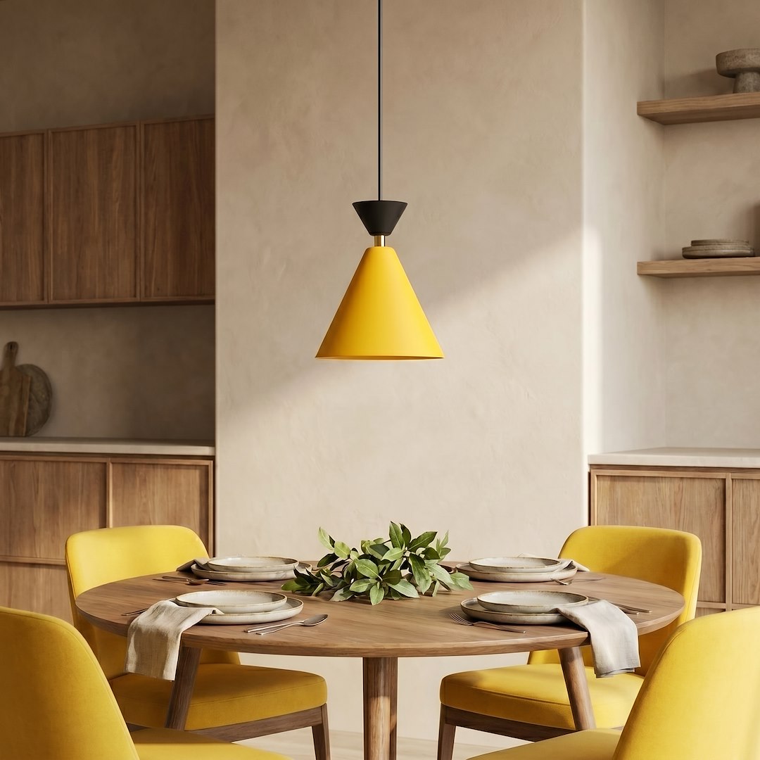 Suspension conique jaune éclairant une table ronde en bois dans une salle à manger