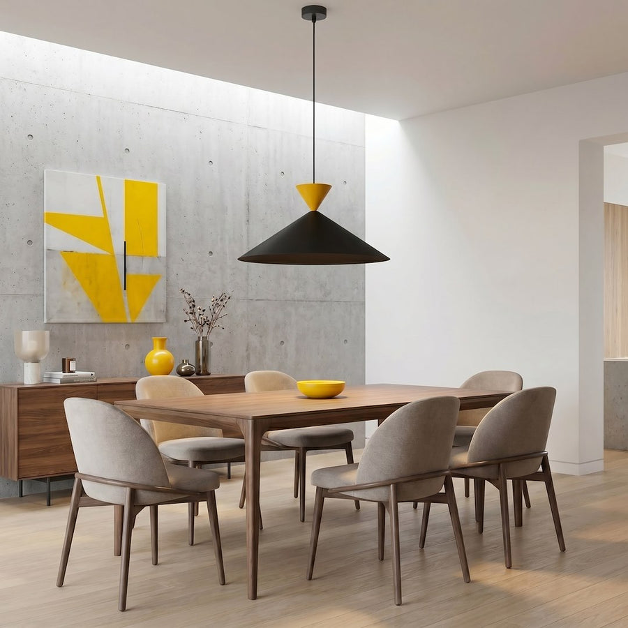 Mise en scène dans une salle à manger, suspension conique noire et jaune au-dessus de la table.