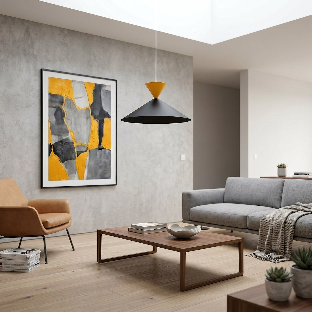 Luminaire installé dans un salon gris avec tableau jaune et noir