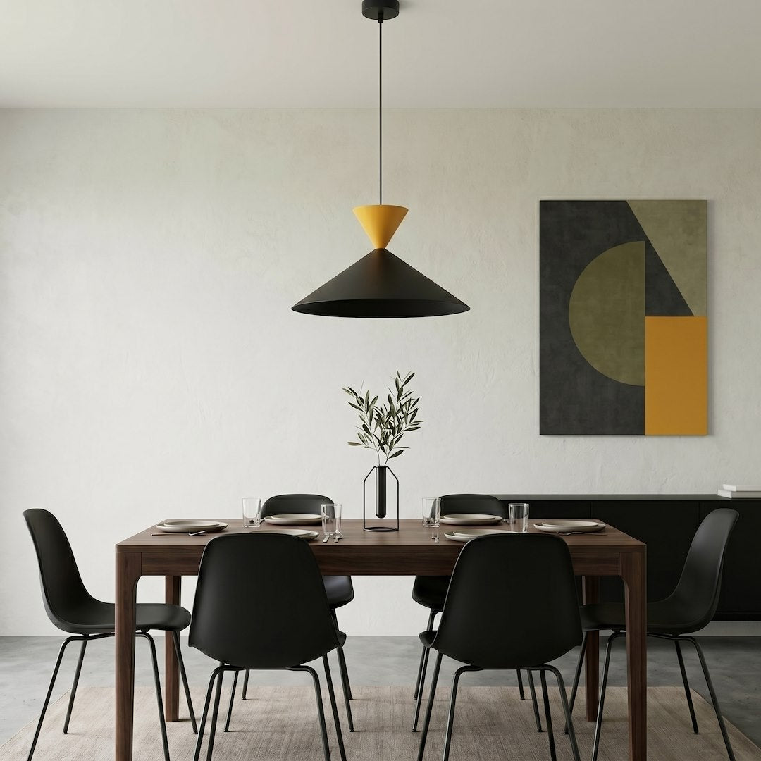 Suspension au-dessus d'une table à manger en bois, ambiance intérieure